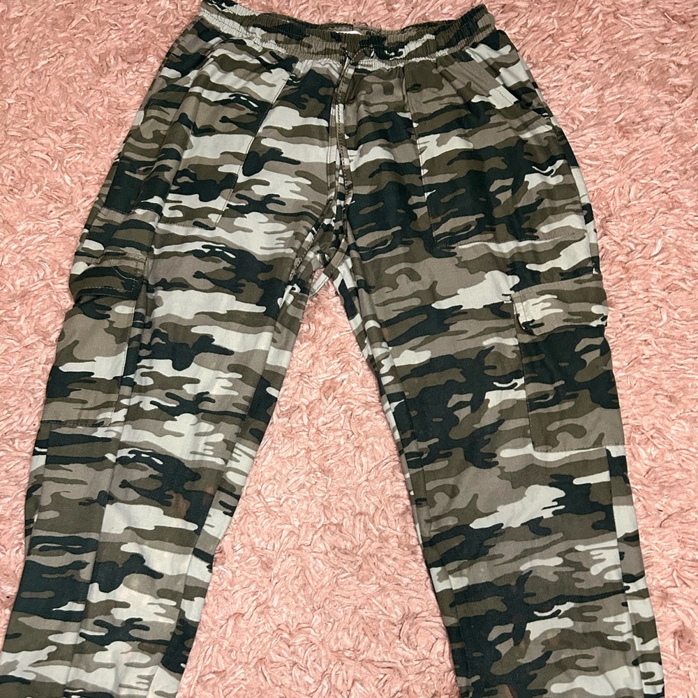 camouflage cargo pants 😻